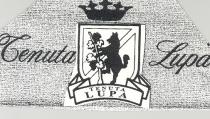E COSTITUITO DA UNO SCUDO RAFFIGURANTE UNA LUPA IN PIEDI CHE SI ATTACCA A UNA PIANTA DI VITE. SOPRA LO E COSTITUITO DA UNO SCUDO RAFFIGURANTE UNA LUPA IN PIEDI CHE SI ATTACCA A UNA PIANTA DI VITE. SOPRA LO SCUDO È PRESENTE UNA CORONA A TRE PUNTE, SOTTO LO SCUDO IN STAMPATELLO SONO RIPORTATE LE PAROLE TENUTA LUPA . ALLA DESTRA DELLO SCUDO VI È LAP AROLA TENUTA IN CORSIVO. ALLA SINISTRA DELLO SCUDO VI È LA PAROLA LUPA IN CORSIVO. E COSTITUITO DA UNO SCUDO RAFFIGURANTE UNA LUPA IN PIEDI CHE SI ATTACCA A UNA PIANTA DI VITE. SOPRA LO