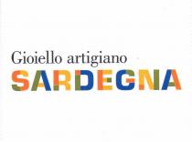 IL MARCHIO GIOIELLO ARTIGIANO - SARDEGNA È COSTITUITO DA:1 LOGOTIPO SARDEGNA, RICAVATO DA UN ELABORAZIONE DEL CARATTERE EUROSTILE, NELLA VERSIONE BOLD MARCHIO GIOIELLO ARTIGIANO - SARDEGNA È COSTITUITO DA:1 LOGOTIPO SARDEGNA, RICAVATO DA UN ELABORAZIONE DEL CARATTERE EUROSTILE, NELLA VERSIONE BOLD DISEGNATA NEL 1962 DA ALDO NOVARESE, DOVE LE LETTERE SONO STATE SUDDIVISE NELLE LORO PARTI COSTITUENTI E COLORATI CON I SEGUENTI COLORI:ROSSO: PANTONE 180 CYAN 0 ; MAGENTA 79 ; GIALLO 100 ; NERO 11 GIALLO: PANTONE 138 CYAN 0 ; MAGENTA 42 ; GIALLO 100 ; NERO 1 VERDE: PANTONE 371 CYAN 43 ; MAGENTA 0 ; GIALLO 100 ; NERO 46 BLU: PANTONE 534 CYAN 100 ; MAGENTA 80 ; GIALLO 30 ; NERO 5 B DICITURA DI SPECIFICA GIOIELLO ARTIGIANO, COMPOSTA IN CARATTERE BODONI DI COLORE NERO, POSTA SOPRA IL LOGOTIPO SARDEGNA. IL MARCHIO GIOIELLO ARTIGIANO - SARDEGNA È COSTITUITO DA:1 LOGOTIPO SARDEGNA, RICAVATO DA UN ELABORAZIONE DEL CARATTERE EUROSTILE, NELLA VERSIONE BOLD