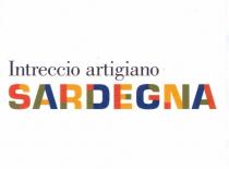 IL MARCHIO INTRECCIO ARTIGIANO - SARDEGNA È COSTITUITO DA:1 LOGOTIPO SARDEGNA, RICAVATO DA UN ELABORAZIONE DEL CARATTERE EUROSTILE, NELLA VERSIONE BOLD MARCHIO INTRECCIO ARTIGIANO - SARDEGNA È COSTITUITO DA:1 LOGOTIPO SARDEGNA, RICAVATO DA UN ELABORAZIONE DEL CARATTERE EUROSTILE, NELLA VERSIONE BOLD DISEGNATA NEL 1962 DA ALDO NOVARESE, DOVE LE LETTERE SONO STATE SUDDIVISE NELLE LORO PARTI COSTITUENTI E COLORATI CON I SEGUENTI COLORI:ROSSO: PANTONE 180 CYAN 0 ; MAGENTA 79 ; GIALLO 100 ; NERO 11 GIALLO: PANTONE 138 CYAN 0 ; MAGENTA 42 ; GIALLO 100 ; NERO 1 VERDE: PANTONE 371 CYAN 43 ; MAGENTA 0 ; GIALLO 100 ; NERO 46 BLU: PANTONE 534 CYAN 100 ; MAGENTA 80 ; GIALLO 30 ; NERO 5 B DICITURA DI SPECIFICA INTRECCIO ARTIGIANO, COMPOSTA IN CARATTERE BODONI DI COLORE NERO, POSTA SOPRA IL LOGOTIPO SARDEGNA. IL MARCHIO INTRECCIO ARTIGIANO - SARDEGNA È COSTITUITO DA:1 LOGOTIPO SARDEGNA, RICAVATO DA UN ELABORAZIONE DEL CARATTERE EUROSTILE, NELLA VERSIONE BOLD