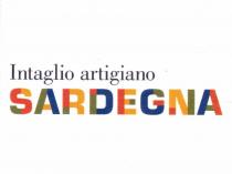 IL MARCHIO INTAGLIO ARTIGIANO - SARDEGNA È COSTITUITO DA:1 LOGOTIPO SARDEGNA, RICAVATO DA UN ELABORAZIONE DEL CARATTERE EUROSTILE, NELLA VERSIONE BOLD MARCHIO INTAGLIO ARTIGIANO - SARDEGNA È COSTITUITO DA:1 LOGOTIPO SARDEGNA, RICAVATO DA UN ELABORAZIONE DEL CARATTERE EUROSTILE, NELLA VERSIONE BOLD DISEGNATA NEL 1962 DA ALDO NOVARESE, DOVE LE LETTERE SONO STATE SUDDIVISE NELLE LORO PARTI COSTITUENTI E COLORATI CON I SEGUENTI COLORI:ROSSO: PANTONE 180 CYAN 0 ; MAGENTA 79 ; GIALLO 100 ; NERO 11 GIALLO: PANTONE 138 CYAN 0 ; MAGENTA 42 ; GIALLO 100 ; NERO 1 VERDE: PANTONE 371 CYAN 43 ; MAGENTA 0 ; GIALLO 100 ; NERO 46 BLU: PANTONE 534 CYAN 100 ; MAGENTA 80 ; GIALLO 30 ; NERO 5 B DICITURA DI SPECIFICA INTAGLIO ARTIGIANO, COMPOSTA IN CARATTERE BODONI DI COLORE NERO, POSTA SOPRA IL LOGOTIPO SARDEGNA. IL MARCHIO INTAGLIO ARTIGIANO - SARDEGNA È COSTITUITO DA:1 LOGOTIPO SARDEGNA, RICAVATO DA UN ELABORAZIONE DEL CARATTERE EUROSTILE, NELLA VERSIONE BOLD