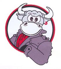 IL MARCHIO CONSISTE NELLA RAFFIGURAZIONE FUMETTISTICA DI UN TORO CHE INDOSSA UN GIUBBOTTO TIPO CHIODO, UN FOULARD, ED UN ORECCHINO MARCHIO CONSISTE NELLA RAFFIGURAZIONE FUMETTISTICA DI UN TORO CHE INDOSSA UN GIUBBOTTO TIPO CHIODO, UN FOULARD, ED UN ORECCHINO ALL ORECCHIO SINISTRO. HA UN ATTEGGIAMENTO AMMICCANTE ED E APPOGGIATO CON IL GOMITO SINISTRO UN CERCHIO CHE LO CIRCONDA. IL CERCHIO E DI COLORE ROSSO NERO. MARCHIO FIGURATIVO IL MARCHIO CONSISTE NELLA RAFFIGURAZIONE FUMETTISTICA DI UN TORO CHE INDOSSA UN GIUBBOTTO TIPO CHIODO, UN FOULARD, ED UN ORECCHINO