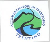 IL MARCHIO E COSTITUITO DA UNA PARTE GRAFICA DI FORMA CIRCOLARE ATTORNIATO DALLA SCRITTA ACCOMPAGNATORI DI TERRITORIO - NELLA PARTE MARCHIO E COSTITUITO DA UNA PARTE GRAFICA DI FORMA CIRCOLARE ATTORNIATO DALLA SCRITTA ACCOMPAGNATORI DI TERRITORIO - NELLA PARTE SUPERIORE - TRENTINO - NELLA PARTE INFERIORE - IN COLORAZIONE BLU.NELLA PARTE GRAFICA SONO PRESENTI TRE LINEE DI COLORE NERO DI VARIO SPESSORE CHE SI INTERSECANO: QUELLA SUPERIORE DELINEA IL PROFILO DI UNA MONTAGNA; QUELLA CENTRALE VERTICALE RICHIAMA LA PRESENZA DI UN SENTIERO E DIVIDE IN DUE META IL LOGO; L ULTIMA RESTA PIU IN BASSO E DELINEA AMBIENTI D ACQUA. LE TRE LINEE INDIVIDUANO 6 SETTORI CON COLORAZIONI DIVERSE: AZZURRO, VERDE, BLU. LE TONALITA DEI SETTORI DI SINISTRA SONO PIU FORTI DI QUELLI CHE SONO PRESENTI NEI 3 SETTORI DI DESTRA IL MARCHIO E COSTITUITO DA UNA PARTE GRAFICA DI FORMA CIRCOLARE ATTORNIATO DALLA SCRITTA ACCOMPAGNATORI DI TERRITORIO - NELLA PARTE