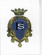 SIX STARS HOTEL INTERNATIONAL SRL MARCHIO FIGURATIVO . IL MARCHIO È COSTITUITO DA UN RETTANGOLO BIANCO CON UNO STEMMA SORMONTATO DA SIX STARS HOTEL INTERNATIONAL SRL MARCHIO FIGURATIVO . MARCHIO È COSTITUITO DA UN RETTANGOLO BIANCO CON UNO STEMMA SORMONTATO DA UNA CORONA GIALLO OCRA, LO SFONDO E AZZURRO CON SEI STELLE BIANCHE, UNA S BIANCA SOPRA UNA H NERA.