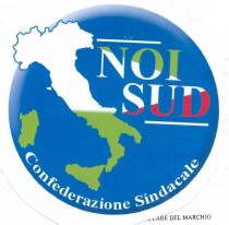 DICITURA NOI SUD REALIZZATA IN CARATTERI DI STAMPATELLO MAIUSCOLO A TRATTO SPESSO LE PAROLE COSTITUENTI TALE DICITURA SONO DISPOSTE SU DICITURA NOI SUD REALIZZATA IN CARATTERI DI STAMPATELLO MAIUSCOLO A TRATTO SPESSO LE PAROLE COSTITUENTI TALE DICITURA SONO DISPOSTE SU DUE LIVELLI CONGIUNTAMENTE UNA COPPIA DI SEGMENTI ORIZZONTALI ATTI A DELIMITARNE LE ESTREMITA SUPERIORI ED INFERIORI POSTE A FIANCO DI UN IMMAGINE RAFFIGURANTE LA PENISOLA ITALIANA CUI MERIDIONE RISULTA EVIDENZIATO DA UNA COLORAZIONE VERDE TALI PAROLE SONO SUDDIVISE IN COPPIE DI SETTORI DIAGONALMENTE CONTRAPPOSTI E CAMPITURA INTERNA REALIZZATA CON I COLORI DELLA BANDIERA ITALIANA I SUCCITATI ELEMENTI SONO INSERITI PARZIALMENTE ALL INTERNO DI UNA RISERVA DI SPAZIO CIRCOLARE DI COLORE AZZURRO SUL BORDO INFERIORE DELLA QUALE CAMPEGGIA LA DICITURA CONFEDERAZIONE SINDACALE REALIZZATA IN CARATTERI DI STAMPATELLO MINUSCOLO E RELATIVE INIZIALI MAIUSCOLE MARCHIO FIGURATIVO DICITURA NOI SUD REALIZZATA IN CARATTERI DI STAMPATELLO MAIUSCOLO A TRATTO SPESSO LE PAROLE COSTITUENTI TALE DICITURA SONO DISPOSTE SU