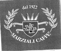 IL MARCHIO E COSTITUITO DALLE PAROLE DAL 1922 MARZIALI CAFFE E DA UNA SERIE DI ELEMENTI GRAFICI QUALI DUE RAMI MARCHIO E COSTITUITO DALLE PAROLE DAL 1922 MARZIALI CAFFE E DA UNA SERIE DI ELEMENTI GRAFICI QUALI DUE RAMI CON BACCHE DELL ALBERO DEL CAFFE UN CAVALIERE A DORSO DI CAMMELLO INSERITO IN UNO SCUDO UNA CORONA STILIZZATA CHE SORMONTA LO SCUDO E DUE COPPIE DI PERGAMENE SROTOLATE UNA SULLA DESTRA ED UNA SULLA SINISTRA DELLO SCUDO IL MARCHIO POTRA ESSERE RIPRODOTTO IN QUALSIASI COLORE ALLA PRESENTE DICHIARAZIONE VIENE ALLEGATO UN ESEMPLARE DEL MARCHIO IN OGGETTO ESEMPLIFICATIVO MA NON LIMITATIVO MARCHIO FIGURATIVO IL MARCHIO E COSTITUITO DALLE PAROLE DAL 1922 MARZIALI CAFFE E DA UNA SERIE DI ELEMENTI GRAFICI QUALI DUE RAMI
