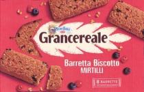 IL MARCHIO CONSISTE IN UN IMPRONTA RETTANGOLARE RAFFIGURANTE UNA SPIGA DI GRANO DI GRANDI DIMENSIONI, NELLA PARTE SUPERIORE DI COLORE GIALLO MARCHIO CONSISTE IN UN IMPRONTA RETTANGOLARE RAFFIGURANTE UNA SPIGA DI GRANO DI GRANDI DIMENSIONI, NELLA PARTE SUPERIORE DI COLORE GIALLO E NELLA PARTE INFERIORE COMPRENDENTE UNA BARRETTA. DETTA SPIGA COMPRENDE I SEGUENTI ELEMENTI: FASCIO DI SPIGHE E FIORI STILIZZATI DI COLOR ROSA E AZZURRO E FOGLIOLINE VERDI CHE CONTORNANO UN MEDAGLIONE, CONTENENTE UN MULINO ACQUA DI COLOR MARRONE E MONTAGNE SULLO SFONDO, POSTO ALLA SINISTRA DI UN NASTRO CON VOLUTE E MOTIVI ORNAMENTALI CON BORDI DI COLOR MARRONE SCURO, ALL INTERNO DEL QUALE VI E LA DENOMINAZIONE MULINO BIANCO IN CARATTERI DI FANTASIA DI COLORE AZZURRO SU SFONDO BIANCO. AL DI SOTTO DI DETTO NASTRO E ALL INTERNO DI DUE OVALI ASIMMETRICAMENTE CONCENTRICI, DI CUI IL PIÙ ESTERNO BIANCO BORDATO DI ROSSO E L ALTRO ROSSO, VI E LA DICITURA BARILLA IN CARATTERI DI FANTASIA BIANCHI. AL DI SOTTO VI E LA SCRITTA GRANCEREALE DI GRANDI DIMENSIONI, IN COLORE MARRONE, SCRITTA IN CARATTERE MINUSCOLO CON LA SOLA LETTERA INIZIALE G MAIUSCOLA. AL DI SOTTO, AL DI FUORI DI DETTA SPIGA, VI E LA DICITURA BARRETTA BISCOTTO, SCRITTA IN CARATTERE MINUSCOLO CON LE SOLE LETTERE INIZIALI MAIUSCOLE E MIRTILLI, SCRITTA IN MAIUSCOLO; TUTTO DI COLORE GIALLO TENUE. NELLA PARTE INFERIORE DESTRA DEL MARCHIO VI E LA RAFFIGURAZIONE STILIZZATA DI UNA CONFEZIONE DI BARRETTA, AL CUI INTERNO VI E LA DICITURA 8 BARRETTE CONFEZIONATE SINGOLARMENTE, DI COLORE BIANCO. IL TUTTO SU FONDO ROSSO, CARATTERIZZATO DALLA RAFFIGURAZIONE DI BARRETTE DI BISCOTTI E TRACCE DI MIRTILLI. IL MARCHIO CONSISTE IN UN IMPRONTA RETTANGOLARE RAFFIGURANTE UNA SPIGA DI GRANO DI GRANDI DIMENSIONI, NELLA PARTE SUPERIORE DI COLORE GIALLO