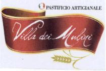 IN ALTO A DESTRA COMPARE LA DICITURA PASTIFICIO ARTIGIANALE A SINISTRA DEL QUALE E APPOSTO UN CERCHIETTO DORATO CON IL IN ALTO A DESTRA COMPARE LA DICITURA PASTIFICIO ARTIGIANALE A SINISTRA DEL QUALE E APPOSTO UN CERCHIETTO DORATO CON TRICOLORE ITALIANO ALL INTERNO. AL DI SOTTO APPARE UN NASTRO SVOLAZZANTE DI COLORE ROSSO CON DOPPIO BORDO IN ORO VIVO RECANTE LA SCRITTA VILLA DEI MULINI DI COLORE BIANCO IN CARATTERE STILIZZATO CON LE LETTERE V - M - I PIÙ GRANDI . IN BASSO A DESTRA COMPARE UNA SPIGA COLOR ORO CON LA TESTA RIVOLTA VERSO SINISTRA COMPOSTA DA 13 ACINI E CON IL GAMBO CHE ATTACCA SUL NASTRO . IL TUTTO COME DA ESEMPLARE ALLEGATO IN ALTO A DESTRA COMPARE LA DICITURA PASTIFICIO ARTIGIANALE A SINISTRA DEL QUALE E APPOSTO UN CERCHIETTO DORATO CON IL