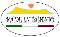 LOGO ELLITTICO CON BORDO NERO. ALL INTERNO È PRESENTE UNA RAFFIGURAZIONE STILIZZATA DELLA DORMIENTE DEL SANNIO DI COLORE GIALLO E DI LOGO ELLITTICO CON BORDO NERO. ALL INTERNO È PRESENTE UNA RAFFIGURAZIONE STILIZZATA DELLA DORMIENTE DEL SANNIO DI COLORE GIALLO E DI UN SOLE DI COLORI ARANCIONE E ROSSO CON ALLA BASE UNA STRISCIA AZZURRA, AL DI SOTTO È PRESENTE UNA SCRITTA MADE IN SANNIO DI COLORE NERO, CON CARATTERI CURLZ MT . INFINE È PRESENTE, SOTTOSTANTE ALLA SCRITTA MADE IN SANNIO UN RETTANGOLO CON BORDI NERI, DIVISO IN TRE PARTI E COLORATE DI VERDE,BIANCO E ROSSO. LOGO ELLITTICO CON BORDO NERO. ALL INTERNO È PRESENTE UNA RAFFIGURAZIONE STILIZZATA DELLA DORMIENTE DEL SANNIO DI COLORE GIALLO E DI