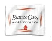 BIANCO CASA MEDITERRANEA -IL MARCHIO D IMPRESA,DI TIPO FIGURATIVO,E COSTITUITO DA UN QUADRATO BIANCO DAI BORDI ONDULATI.AL CENTRO VI E L A BIANCO CASA MEDITERRANEA -MARCHIO D IMPRESA,DI TIPO FIGURATIVO,E COSTITUITO DA UN QUADRATO BIANCO DAI BORDI ONDULATI.AL CENTRO VI E L A DICITURA BIANCO CASA MEDITERRANEA IN CARATTERI NERI SU DUE RIGHE: BIANCO CASA IN MAIUSCOLO E MEDITERRANEA IN MINUSCOLO.SU OGNI LATO DEL QUADRATO VI SONO DUE LINEE ONDULATE PARALLELE ROSSE CON UNA CARAVELLA ROSSA SU QUELLE INFERIORI.SULLO SFONDO,DELLE FASCE GRIGE PARALLELE OBLIQUE CHE ATTRAVERSANO L IMPRONTA INTERA.