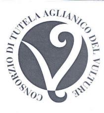 IL MARCHIO CONSISTE IN UNA STILIZZAZIONE DI UN ACINO DI AGLIANICO DEL VULTURE, TONDO, PIENO CHE VA A COSTRUIRE UNA MARCHIO CONSISTE IN UNA STILIZZAZIONE DI UN ACINO DI AGLIANICO DEL VULTURE, TONDO, PIENO CHE VA A COSTRUIRE UNA Q, CHE STA PER QUALITA . AL CENTRO E IMPRESSA LA LETTERA V DI VULTURE, SINUOSA, CON LE GRAZIE NELLA PARTE SUPERIORE ED INFERIORE A RICORDARE / SIMBOLEGGIARE I TRALCI DELLA VITE. LA GRAZIA NELLA PARTE INFERIORE DELLA V COSTITUISCE IL TRATTO DISCENDENTE L ASTINA DELLA Q . IL TESTO E DISPOSTO IN MODO CIRCOLARE INTORNO AL SEGNO. IL MARCHIO CONSISTE IN UNA STILIZZAZIONE DI UN ACINO DI AGLIANICO DEL VULTURE, TONDO, PIENO CHE VA A COSTRUIRE UNA