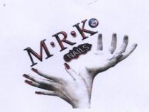 LA SIGLA MRK E IN STAMPATELLO DI COLORE PREVALENTEMENTE ROSSO SFUMATO DI NERO, DIVISA DA UN PALLINO ROSSO SFUMATO NERO LA SIGLA MRK E IN STAMPATELLO DI COLORE PREVALENTEMENTE ROSSO SFUMATO DI NERO, DIVISA DA UN PALLINO ROSSO SFUMATO NERO DOPO LA M, UN PALLINO ROSSO UN PO PIU GRANDE DEL PRECEDENTE SFUMATO DI NERO POSTO DOPO LA ERRE, E UN PALLINO UN PO PIU GRANDE DOPO LA K RAPPRESENTANTE GLOBO TERRESTRE, QUINDI DI COLORE AZZURRO PIU CHIARO E PIU SCURO SFUMATO NEL ROSSO, LA PAROLA NAILS E POSTA NELLA RIGA SOTTO SEMPRE IN STAMPATELLO MA CON CARATTERE DIVERSO IN COLORE BIANCO CHE COMINCIA SOTTO LA LETTERA R E TERMINA SOTTO L INIZIALE DELLA LETTERA K, APPOGGIATA SOPRA UNA MACCHIA DI COLORE ROSSO CHE DEVE DARE L EFFETTO DI UNA MACCHIA DI SMALTO CHE CONTORNA TUTTA LA SCRITTA NAILS, SOTTO TROVIAMO 2 MANI IN COLORE BIANCO E NERO SFUMATE DI GRIGIO MESSE IN POSIZIONE COME A TENERE LA SCRITTA, CON UNA MANO APERTA DAVANTI CON LE UNGHIE LUNGHE COLOR ROSSO E L ALTRA POSIZIONATA LEGGERMANTE DIETRO, APERTA CON LE UNGHIE CORTE LA SIGLA MRK E IN STAMPATELLO DI COLORE PREVALENTEMENTE ROSSO SFUMATO DI NERO, DIVISA DA UN PALLINO ROSSO SFUMATO NERO