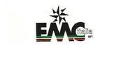 IL MARCHIO E COSTITUITO DALLA SCRITTA EMC ITALIA CON LE PRIME TRE LETTERE IN CARATTERI A STAMPA MAIUSCOLI DI COLORE MARCHIO E COSTITUITO DALLA SCRITTA EMC ITALIA CON LE PRIME TRE LETTERE IN CARATTERI A STAMPA MAIUSCOLI DI COLORE NERO, A CONTATTO UNO CON L ALTRO, CHE VENGONO ATTRAVERSATI IN BASSO DA TRE SOTTILI RIGHE PARALLELE RISPETTIVAMENTE DI COLORE VERDE, BIANCO E ROSSO E LA SCRITTA ITALIA IN CARATTERI A FONDO BIANCO PROFILATI DI NERO DI CORPO MOLTO MINORE, CHE VIENE ABBRACCIATA DALLA LETTERA C ; IL TUTTO SORMONTATO DALL IMMAGINE STILIZZATA DI UNA ROSA DEI VENTI IN BIANCO E NERO. FIGURATIVO A COLORI