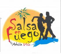 IL MARCHIO E COSTITUITO DA UNA PARTE LETTERALE SALSA EN FUEGO FONT CHILLER BY ADELIA VELO FONT JAMES FAJARDO E MARCHIO E COSTITUITO DA UNA PARTE LETTERALE SALSA EN FUEGO FONT CHILLER BY ADELIA VELO FONT JAMES FAJARDO E DA DUE FIGURE UN UOMO E UNA DONNA IN ATTEGGIAMENTO DANZANTE SU UNA MACCHIA COLORATA AZZURRA CON LO SFONDO DEL SOLE E DI UNA PALMA IL CUI FUSTO E RICAVATO DALLA L STILIZZATA DELLA PAROLA SALSA IL MARCHIO E COSTITUITO DA UNA PARTE LETTERALE SALSA EN FUEGO FONT CHILLER BY ADELIA VELO FONT JAMES FAJARDO E