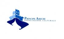 IL MARCHIO FIGURATIVO ASSOCIAZIONE PRINCIPE ARECHI È COMPOSTO DA UN PITTOGRAMMA COSTITUITO DALLA STILIZZAZIONE A SILOUETTE DI UN CASTELLO MEDIOEVALE MARCHIO FIGURATIVO ASSOCIAZIONE PRINCIPE ARECHI È COMPOSTO DA UN PITTOGRAMMA COSTITUITO DALLA STILIZZAZIONE A SILOUETTE DI UN CASTELLO MEDIOEVALE DIVISO IN TRE PARTI PRINCIPALI: 1 - PARTE SUPERIORE COMPOSTA DALLA TORRE DEL CASTELLO DIVISA IN DUE SEZIONI, LA SINISTRA È DI COLORE CELESTE, LA DESTRA È DI COLORE BLU; 2 - PARTE CENTRALE COMPOSTA DALLE MURA CHE SI PRESENTANO PIÙ LARGHE DEL PRIMO ELEMENTO DI CIRCA IL 50, DIVISA IN DUE SEZIONI, LA SEZIONE DI SINISTRA È CELESTE, LA SEZIONE DESTRA È BLU; 3 - PARTE INFERIORE RAFFIGURANTE DUE DRAPPI DI TESSUTO POSIZIONATI IN MODO SPECULARE MOSSI DAL VENTO DI COLORE BLU SCURO; IL LOGOTIPO È COMPOSTO, NELLA PARTE DESTRA E AFFIANCO AL CASTELLO MEDIOEVALE, DALLA SCRITTA PRINCIPE ARECHI ASSOCIAZIONE CULTURALE. I CARATTERI UTILIZZATI PER LA NOMENCLATURA SONO TIMES NEW ROMAN REGULAR E TIMES NEW ROMAN BOLD. IL MARCHIO FIGURATIVO ASSOCIAZIONE PRINCIPE ARECHI È COMPOSTO DA UN PITTOGRAMMA COSTITUITO DALLA STILIZZAZIONE A SILOUETTE DI UN CASTELLO MEDIOEVALE