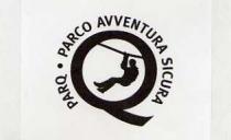 LOGO CHE RAPPRESENTA UN ASSOCIAZIONE DI PARCHI AVVENTURA SICURI E LA LETTERA Q CENTRALE DOVREBBE RICORDARE LA Q DI QUALITA . LA LOGO CHE RAPPRESENTA UN ASSOCIAZIONE DI PARCHI AVVENTURA SICURI E LA LETTERA Q CENTRALE DOVREBBE RICORDARE LA Q DI QUALITA . LA Q E INOLTRE RIEMPITA CON DISEGNO DI UNA SAGOMA DI UOMO APPESO UNA CORDA, IN MODO TALE DA RICHIAMARE LE ATTIVITA LUDICO-SPORTIVE SVOLTE IN UN PARCO AVVENTURA. IL SIMBOLO DELLA Q E SEMPRE ACCOMPAGNATO DA UNA CORONA DI PAROLE: PARQ - PARCO AVVENTURA SICURA, IN MODO TALE DA SEMBRARE UN SIGILLO DI QUALITA . SIGNIFICA CHE IL DIVERTIMENTO NEI PARCHI AVVENTURA ASSOCIATI E ASSICURATO E SOPRATTUTTO SICURO PERCHE I GESTORI SEGUONO PRECISE PROCEDURE, REGOLAMENTI E CONTROLLI. LOGO CHE RAPPRESENTA UN ASSOCIAZIONE DI PARCHI AVVENTURA SICURI E LA LETTERA Q CENTRALE DOVREBBE RICORDARE LA Q DI QUALITA . LA