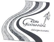 COMPOSIZIONE GRAFICA COMPRENDENTE LA SCRITTA CAFFE GIOVANNINI RIPRODOTTA SU DUE RIGHE IN UN CARATTERE STILIZZATO, AL DI SOTTO DELLA QUALE COMPOSIZIONE GRAFICA COMPRENDENTE LA SCRITTA CAFFE GIOVANNINI RIPRODOTTA SU DUE RIGHE IN UN CARATTERE STILIZZATO, AL DI SOTTO DELLA QUALE TROVASI LA SCRITTA DALL ORIGINE AL CONSUMO IN UN CARATTERE MINUSCOLO. AL DI SOPRA DELLA SCRITTA CAFFE GIOVANNINI SPOSTATA SULLA DESTRA TROVASI LA FIGURA DI UN NERO IN CORSA CHE RECA IN MANO UN VASSOIO CON DUE TAZZE. A SINISTRA DEL TUTTO TROVASI UN MOTIVO ORNAMENTALE COSTITUITO DA UNA FASCIA SINUSOIDALE MULTICOLORE TRONCA ALLE ESTREMITA SUPERIORE ED INFERIORE