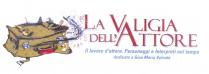 SI TRATTA DI UN DISEGNO ARTISTICO E STILIZZATO, COMPOSTO DA UNA VECCHIA VALIGIA DEFORMATA DALL USO CON DUE CINGHIE PER LA SI TRATTA DI UN DISEGNO ARTISTICO E STILIZZATO, COMPOSTO DA UNA VECCHIA VALIGIA DEFORMATA DALL USO CON DUE CINGHIE PER LA CHIUSURA APERTE SULLA QUALE COMPAIONO ALCUNI ELEMENTI DI FANTASIA FRA I QUALI SONO EVIDENTI DEI FOGLI DI CARTA SPARSI NELLO SPAZIO INTORNO. LOGO INOLTRE E COMPOSTO DALLE DICITURE : LA VALIGIA DELL ATTORE. IL LAVORO D ATTORE. PERSONAGGI E INTERPRETI NEL TEMPO. DEDICATO A GIAN MARIA VOLONTE . LE SCRITTE ABITUALMENTE SI TROVANO SUL LATO DESTRO DELLA VALIGIA STILIZZATA MA LE SI POSSONO USARE ANCHE IN ALTRE POSIZIONI RISPETTO AL DISEGNO DELLA VALIGIA. IL MARCHIO RAPPRESENTA IL FESTIVAL CINEMATOGRAFICO LA VALIGIA DELL ATTORE.......... SI TRATTA DI UN DISEGNO ARTISTICO E STILIZZATO, COMPOSTO DA UNA VECCHIA VALIGIA DEFORMATA DALL USO CON DUE CINGHIE PER LA