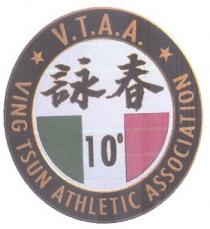 IL LOGO E COMPOSTO NELLA PARTE ESTERNA DA DUE CIRCONFERENZE DI COLORE ORO, DISTANZIATE L UNA DALL ALTRA, TRA ESSE IN ALTO LOGO E COMPOSTO NELLA PARTE ESTERNA DA DUE CIRCONFERENZE DI COLORE ORO, DISTANZIATE L UNA DALL ALTRA, TRA ESSE IN ALTO LA SCRITTA SEMPRE IN COLORE ORO V.T.A.A. ATTORNIATA DA DUE STELLE A CINQUE PUNTE, DEL MEDESIMO COLORE. SEMPRE ALL INTERNO DELLE DUE CIRCONFERENZE PIU ESTERNE, NELLA META SI TROVA LA SCRITTA VING TSUN ATHLETIC ASSOCIATION DI COLORE ORO. ALL INTERNO DELLA SECONDA CIRCONFERENZA PIU PICCOLA VI SONO DUE TRIANGOLI DI COLORE VERDE E ROSSO, INTERVALLATI DA UN NUMERO 10 DI COLORE NERO CON SFONDO BIANCO. SEMPRE ALL INTERNO DELLE CIRCONFERENZE IN ALTO TROVIAMO DUE IDEOGRAMMI CINESI POSTI IN ORIZZONTALE E CONTORNATI DAL COLORE ORO, CORRISPONDENTI ALLE PAROLE VING SUN . IL LOGO E COMPOSTO NELLA PARTE ESTERNA DA DUE CIRCONFERENZE DI COLORE ORO, DISTANZIATE L UNA DALL ALTRA, TRA ESSE IN ALTO