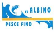 DA ALBINO PESCE FINO. FONDO BIANCO CON PESCE IN SALTO RIVOLTO VERSO L INTERNO DI COLORE AZZURRO E LA DESCRIZIONE IN DA ALBINO PESCE FINO. FONDO BIANCO CON PESCE IN SALTO RIVOLTO VERSO L INTERNO DI COLORE AZZURRO E LA DESCRIZIONE IN CARATTERE STAMPATELLO DI COLORE AZZURRO ED UN RIGO ORIZZONTALE COLORE GIALLO OCRA. MARCHIO FIGURATIVO A COLORI