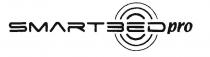 IL MARCHIO E COMPOSTO DALLA SCRITTA SMARTBED IN CARATTERE SPACE AGE SEGUITA SENZA SPAZIATURA DALLA SCRITTA PRO IN CARATTERE TEXTILE MARCHIO E COMPOSTO DALLA SCRITTA SMARTBED IN CARATTERE SPACE AGE SEGUITA SENZA SPAZIATURA DALLA SCRITTA PRO IN CARATTERE TEXTILE IL MARCHIO SI COMPLETA CON DUE SERIE DI TRE ARCHI CONCENTRICI SIMMETRICI ORIZZONTALMENTE E CENTRATI SULLA LETTERA E DELLA SCRITTA BED. LA LETTERA B DELLA PAROLA BED E MODIFICATA RISPETTO AL CARATTERE ORIGINALE MANCA L ASTA VERTICALE GLI ARCHI CONCENTRICI HANNO SPESSORE DIVERSO, MAGGIORE VERSO IL CENTRO. MARCHIO FIGURATIVO IL MARCHIO E COMPOSTO DALLA SCRITTA SMARTBED IN CARATTERE SPACE AGE SEGUITA SENZA SPAZIATURA DALLA SCRITTA PRO IN CARATTERE TEXTILE