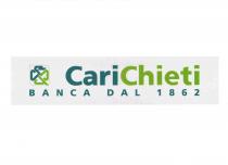 IL MARCHIO E COSTITUITO DALLA SCRITTA CARICHIETI, IN CARATTERI A STAMPA CON CARI DI COLORE VERDE SCURO E CHIETI DI MARCHIO E COSTITUITO DALLA SCRITTA CARICHIETI, IN CARATTERI A STAMPA CON CARI DI COLORE VERDE SCURO E CHIETI DI COLORE VERDE CHIARO, PRECEDUTA DALLE SIGLE CR E CH IN CARATTERI DI FANTASIA, UNA DI COLORE VERDE SCURO E L ALTRA DI COLORE VERDE CHIARO, DISPOSTE A FORMARE UN QUADRIFOGLIO ENTRO UNA CORNICE QUADRANGOLARE CON DUE VERTICI STONDATI E SEGUITA UNA RIGA PIU IN BASSO DALLA DICITURA BANCA DAL 1862 DI COLORE VERDE SCURO. FIGURATIVO A COLORI IL MARCHIO E COSTITUITO DALLA SCRITTA CARICHIETI, IN CARATTERI A STAMPA CON CARI DI COLORE VERDE SCURO E CHIETI DI
