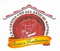 IL LOGO RAPPRESENTA UNA BOTTE IN LEGNO STILIZZATA DI COLORE ROSSA TEGOLA POSTA AL DI SOTTO DI UNA PICCOLA TETTOIA LOGO RAPPRESENTA UNA BOTTE IN LEGNO STILIZZATA DI COLORE ROSSA TEGOLA POSTA AL DI SOTTO DI UNA PICCOLA TETTOIA CON COPPI ANCH ESSI STILIZZATI E CIRCONDATA DALLA SCRITTA IN COLORE MARRONE LA CANTINA CON GLI ANTICHI SAPORI IN CARATTERE TIFFANY HV BT . SUL FRONTE DELLA BOTTE E INSERITO A RILIEVO UN VISO STILIZZATO DI CUOCO DI COLORE BIANCO CON RELATIVO CAPPELLO E FIOCCO IN MANO ED UNA MANO SIMBOLEGGIANTE IL CENNO OK, TUTTO DI COLORE BIANCO. AL DI SOTTO DELLA BOTTE, LEGGERMENTE SORMONTANTE E VISIBILE UN NASTRO DI COLORE ORO OMBREGGIATO CON SCRITTA IN VERDE OLIVA GUSTO E TRADIZIONE . MARCHIO FIGURATIVO A COLORI IL LOGO RAPPRESENTA UNA BOTTE IN LEGNO STILIZZATA DI COLORE ROSSA TEGOLA POSTA AL DI SOTTO DI UNA PICCOLA TETTOIA
