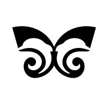 IL MARCHIO CONSISTE NELL IMMAGINE STILIZZATA DI UNA FARFALLA LE CUI DUE ALI SONO FORMATE DA DUE CONCHIGLIE SPIRALIFORMI GIUSTAPPOSTE IN MARCHIO CONSISTE NELL IMMAGINE STILIZZATA DI UNA FARFALLA LE CUI DUE ALI SONO FORMATE DA DUE CONCHIGLIE SPIRALIFORMI GIUSTAPPOSTE IN MODO SPECULARE ED UNITE NELLA PARTE CENTRALE DEL DORSO, IN CIASCUNA DELLE QUALI APPARE UNA SAGOMA ARCUATA DI DELFINO, OTTENUTA COME SOLUZIONE DI CONTINUITA DALLA CAMPITURA DI DETTE CONCHIGLIE, RAFFIGURATO NELL ATTO DI SPICCARE UN SALTO, CON IL MUSO RIVOLTO ALL ESTERNO DELLA CONCHIGLIA. IL MARCHIO CONSISTE NELL IMMAGINE STILIZZATA DI UNA FARFALLA LE CUI DUE ALI SONO FORMATE DA DUE CONCHIGLIE SPIRALIFORMI GIUSTAPPOSTE IN