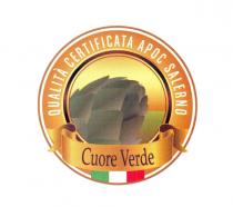 IL MARCHIO CUORE VERDE FA PARTE DEI MARCHI LINEA ORO . PRESENTA NELLA PARTE CENTRALE, ISCRITTI IN UN CERCHIO ED INCLINATO MARCHIO CUORE VERDE FA PARTE DEI MARCHI LINEA ORO . PRESENTA NELLA PARTE CENTRALE, ISCRITTI IN UN CERCHIO ED INCLINATO DI 45, LA RAFFIGURAZIONE DI UN CARCIOFO, DALLE TINTE CLASSICHE DEL VERDE, VERDONE, GRIGIO E SULLO SFONDO UNO SCORCIO DI PIANURA SUI TONI DEL MARRONE/VERDE. I COLORI DOMINANTI SONO IL VERDE, IL MARRONE E L ORO. INTORNO ALLA PARTE CENTRALE, SEGUENDO UN ANDAMENTO CIRCOLARE, TROVIAMO LA DICITURA QUALITA CERTIFICATA APOC SALERNO DI COLORE BIANCO E SU FONDO SFUMATO DA UNA GRADAZIONE DI MARRONE. NELLA PARTE INFERIORE, INSERITA SU UNA SORTA DI PERGAMENA, TROVIAMO LA DICITURA CUORE VERDE . INFINE NELLA PARTE INFERIORE, CENTRATA, TROVIAMO LA BANDIERA ITALIANA CON I CLASSICI COLORI VERDE, BIANCO E ROSSO INSERITA IN MODO DA POSIZIONARSI SOTTO LA PERGAMENA ED INTERNA ALL INTERO MARCHIO. IL MARCHIO CUORE VERDE FA PARTE DEI MARCHI LINEA ORO . PRESENTA NELLA PARTE CENTRALE, ISCRITTI IN UN CERCHIO ED INCLINATO