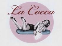 MARCHIO FIGURATIVO A COLORI IL LOGO INSCRITTO IN UNA CIRCONFERENZA DI COLOE ROSA, E COMPOSTO AL SUO INTERNO DA UNA MARCHIO FIGURATIVO A COLORI LOGO INSCRITTO IN UNA CIRCONFERENZA DI COLOE ROSA, E COMPOSTO AL SUO INTERNO DA UNA SCRITTA DI COLORE ROSSO LA COCCA SITUATA NELLA PARTE SUPERIORE DELLA CIRCONFERENZA STESSA. NELLA PARTE INFERIORE, INVECE, SI TROVA UNA DONNA PIN-UP IN BIANCO E NERO CON LE LABBRA E LO SMALTO DELLE UNGHIE DI COLORE ROSSO. ESSA SI PRESENTA SDRAIATA SU UN CUSCINO DI COLORE AZZURRO SFUMATO E TIENE TRA LE MANI UN VENTAGLIO DI PIUME BIANCO. MARCHIO FIGURATIVO A COLORI IL LOGO INSCRITTO IN UNA CIRCONFERENZA DI COLOE ROSA, E COMPOSTO AL SUO INTERNO DA UNA