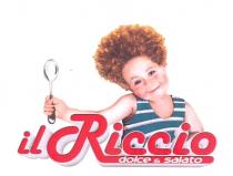 SU SFONDO BIANCO È PRESENTE LA FIGURA DI UN MEZZOBUSTO DI BAMBINO SORRIDENTE CON LA CARNAGIONE COLOR ROSA CHIARO,CON CAPELLI SU SFONDO BIANCO È PRESENTE LA FIGURA DI UN MEZZOBUSTO DI BAMBINO SORRIDENTE CON LA CARNAGIONE COLOR ROSA CHIARO,CON CAPELLI BIONDI E MOLTO RICCI,OCCHI AZZURRI,INDOSSANTE CANOTTA A RIGHE BIANCA,VERDE E ROSSA,CON VERDE PREDOMINANTE,CAPO RECLINATO VERSO LA SUA DESTRA E SUO BRACCIO DESTRO SOLLEVATO CON IN PUGNO UN CUCCHIAIO.ALLA BASE DEL MEZZOBUSTO È PRESENTE LA SCRITTA RICCIO DI COLORE ROSSO CON PROIEZIONE GRIGIA E IN CARATTERE PIÙ PICCOLO ALL INTERNO DEL PROLUNGAMENTO DELLA GAMBA DELLA LETTERA R LA SCRITTA DOLCE SALATO DI COLORE BIANCO SU SFONDO ROSSO. SU SFONDO BIANCO È PRESENTE LA FIGURA DI UN MEZZOBUSTO DI BAMBINO SORRIDENTE CON LA CARNAGIONE COLOR ROSA CHIARO,CON CAPELLI