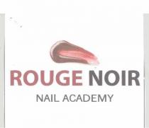 IL MARCHIO CONSISTE NELLE PAROLE ROUGE NOIR E NAIL ACADEMY SCRITTE SU 2 RIGHE SOTTOSTANTI UN DISEGNO RAFFIGURANTE UNA PENNELLATA MARCHIO CONSISTE NELLE PAROLE ROUGE NOIR E NAIL ACADEMY SCRITTE SU 2 RIGHE SOTTOSTANTI UN DISEGNO RAFFIGURANTE UNA PENNELLATA DI SMALTO IL MARCHIO CONSISTE NELLE PAROLE ROUGE NOIR E NAIL ACADEMY SCRITTE SU 2 RIGHE SOTTOSTANTI UN DISEGNO RAFFIGURANTE UNA PENNELLATA