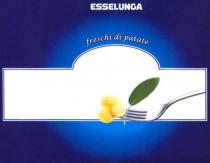 ESSELUNGA FRESCHI DI PATATE GRAFIA IL MARCHIO È COSTITUITO DALLA PAROLA ESSELUNGA ABBINATA AD UNA FIGURA SOSTANZIALMENTE RETTANGOLARE CON PROFILO ESSELUNGA FRESCHI DI PATATE GRAFIA MARCHIO È COSTITUITO DALLA PAROLA ESSELUNGA ABBINATA UNA FIGURA SOSTANZIALMENTE RETTANGOLARE CON PROFILO AVENTE LA PARTE SUPERIORE ARROTONDATA. POSTA A SEMECERCHIO SOPRA LA SUMMENZIONATA FIGURA SI NOTA LA SCRITTA FRESCHI DI PATATE, ALL INTERNO SI NOTA LA RAFFIGURAZIONE PARZIALE DI UNA FORCHETTA CON L IMMAGINE DEL PRODOTTO E UNA FOGLIA DI SALVIA. ESSELUNGA FRESCHI DI PATATE GRAFIA IL MARCHIO È COSTITUITO DALLA PAROLA ESSELUNGA ABBINATA AD UNA FIGURA SOSTANZIALMENTE RETTANGOLARE CON PROFILO
