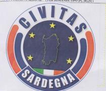 TONDO FORMATO DA DUE CERCHI DELIMITATO DA UNA CIRCONFERENZA BLU. LA CORONA CIRCOLARE HA SFONDO BIANCO. DAL CENTRO, SU OGNI TONDO FORMATO DA DUE CERCHI DELIMITATO DA UNA CIRCONFERENZA BLU. LA CORONA CIRCOLARE HA SFONDO BIANCO. DAL CENTRO, SU OGNI LATO, PARTONO DUE BANDE: L ESTERNA E ROSSA, L ALTRA E BLU. SOPRA LE BANDE LETTERE CAPITALI OMBREGGIATE STILE IMPACT REGULAR FORMANO LA PAROLA CIVITAS, MENTRE DALLA SEZIONE SU SFONDO BLU ALTRI CARATTERI CON LO STESSO STILE INDIVIDUANO LA PAROLA SARDEGNA ; ENTRAMBE LE SCRITTE PROIETTANO LA PROPRIA OMBRA SCURA SULLO SFONDO. CERCHIO CENTRALE E DIVISO IN DUE SEZIONI. LA SUPERIORE HA LO SFONDO BLU NOTTE. AL CENTRO SI INDIVIDUA UN PROFILO VERDE CHE SIMULA IL PERIMETRO DELL ISOLA DELLA SARDEGNA STILIZZATA: E CIRCONDATA DA CINQUE STELLE GIALLE A CINQUE PUNTE SU SFONDO PIU SCURO, UNA SOPRA E DUE DISPOSTE SIMMETRICAMENTE AI LATI. LA SEZIONE INFERIORE E DIVISA IN TRE BANDE COLORATE DA SINISTRA VERDE, BIANCO, ROSSO CHE SIMULANO LA BANDIERA DELLA REPUBBLICA ITALIANA. TONDO FORMATO DA DUE CERCHI DELIMITATO DA UNA CIRCONFERENZA BLU. LA CORONA CIRCOLARE HA SFONDO BIANCO. DAL CENTRO, SU OGNI