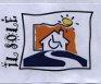 MARCHIO FIGURATIVO IL MARCHIO, FIGURATIVO A COLORI SU SFONDO BIANCO, E COMPOSTO NELLA SUA PARTE SINISTRA DALLA SCRITTA IL SOLE MARCHIO FIGURATIVO MARCHIO, FIGURATIVO A COLORI SU SFONDO BIANCO, E COMPOSTO NELLA SUA PARTE SINISTRA DALLA SCRITTA IL SOLE IN CARATTERE STAMPATELLO MAIUSCOLO DI COLORE NERO, CON ANDAMENTO VERTICALE. AL DI SOPRA DELLA LETTERA I DELLA SCRITTA E RAPPRESENTATO UN SOLE IN FORMA STILIZZATA, COMPOSTO DA UN CERCHIO, PIENO AL PROPRIO INTERNO, ATTORNO AL QUALE SONO SITUATI QUATTRO SEGMENTI SEPARATI DA ESSO, RAFFIGURANTI I RAGGI. ATTACCATI AL LATO SINISTRO DELLE DUE LETTERE L SONO PRESENTI, UNO SOPRA L ALTRO ED IN POSIZIONE PARALLELA, SEI SEGMENTI. LA LETTERA O RAPPRESENTA UN SOLE, VUOTO AL PROPRIO INTERNO, I CUI RAGGI SONO COSTITUITI DA 12 TRATTI SITUATI LUNGO TUTTO IL PERIMETRO ESTERNO DEL CERCHIO E STACCATI DA ESSO. AL DI SOPRA DELLA LETTERA E, INFINE, E POSTA UNA X. ALLA DESTRA DELLA SCRITTA SI TROVA UNA FIGURA IRREGOLARE A FORMA DI QUADRILATERO, I CUI LATI HANNO ANDAMENTO NON RETTILINEO E PRESENTANO IN ALCUNI PUNTI DELLE CURVATURE. ALL INTERNO DI TALE CONTORNO, NELLA PARTE INFERIORE, E POSTA UNA FIGURA ESAGONALE DI COLORE BLU, ATTRAVERSATA DA UNA STRISCIA BIANCA A FORMA DI S, RAPPRESENTANTE UNA STRADA. SUL LATO SUPERIORE DELLA FIGURA ESAGONALE E SITUATA UNA CASA IN FORMA STILIZZATA DI COLORE BLU, BIANCA AL PROPRIO INTERNO; AL CENTRO DELLA CASA VI E UNA CARROZZINA PER DISABILI DI COLORE BLU, COMPOSTA DA UNA PORZIONE DI CERCHIO RAFFIGURANTE UNA RUOTA, SULLA CUI PARTE SUPERIORE DESTRA E SITUATA UNA LINEA SPEZZATA COMPOSTA DA TRE SEGMENTI CONTINUI, RAFFIGURANTI UNA PERSONA SEDUTA VISTA DI PROFILO. SUL LATO DESTRO DEL TETTO DELLA CASA E PRESENTE UN CAMINO, ANCH ESSO IN FORMA STILIZZATA E FORMATO DA TRE SEGMENTI RAPPRESENTANTI TRE LATI DI UNA FIGURA RETTANGOLARE, APERTA NELLA PARTE INFERIORE. LO SFONDO ESTERNO DELLA CASA E DI COLORE ARANCIONE ED E DELIMITATO, NELLE PARTI INFERIORE, SINISTRA E SUPERIORE, DA UNA LINEA SPEZZATA DI COLORE BLU, CHE PROSEGUE DALL ESTREMITA INFERIORE SINISTRA DELLA CASA. ALL ESTREMITA SUPERIORE DESTRA, INVECE, LA LINEA PROSEGUE FORMANDO UN CERCHIO RAFFIGURANTE UN SOLE, GIALLO AL PROPRIO INTERNO CON UNA BORDATURA ARANCIONE. LUNGO IL PERIMETRO ESTERNO DEL CERCHIO, IN POSIZIONE STACCATA DA ESSO, SONO PRESENTI 12 TRATTI DI COLORE BLU, COSTITUENTI I RAGGI; DUE DI ESSI POGGIANO SULLO SFONDO ARANCIONE SITO ATTORNO ALLA CASA, MENTRE I RESTANTI POGGIANO TUTTI SU SFONDO BIANCO. MARCHIO FIGURATIVO IL MARCHIO, FIGURATIVO A COLORI SU SFONDO BIANCO, E COMPOSTO NELLA SUA PARTE SINISTRA DALLA SCRITTA IL SOLE
