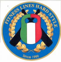 IL MARCHIO HA FORMA CIRCOLARE SU CAMPO AZZURRO BORDATO COLOR ORO IN ALTO APPARE LA SCRITTA IN STAMPATELLO MAIUSCOLO COLOR MARCHIO HA FORMA CIRCOLARE SU CAMPO AZZURRO BORDATO COLOR ORO IN ALTO APPARE LA SCRITTA IN STAMPATELLO MAIUSCOLO COLOR ORO FITNESS LINE HARD STYLE SOTTO DI ESSA E PRESENTE UNA CORONA DI ALLORO COLOR ORO NELLA QUALE SI INTERSECANO E INCROCIANO DUE CLABBEL NERE ATTREZZO GINNICO CLAVETTE SOPRA DI ESSE E PRESENTE UNA KETTLEBELL ALTRO ATTREZZO GINNICO COLORATO VERTICALMENTE CON TRE BANDE LA PRIMA A SINISTRA VERDE QUELLA CENTRALE BIANCA E QUELLA A DESTRA ROSSA SOTTO A TUTTO APPARE LA SCRITTA IN STAMPATELLO MINUSCOLO COLOR ORO SINCE 1999 IL MARCHIO HA FORMA CIRCOLARE SU CAMPO AZZURRO BORDATO COLOR ORO IN ALTO APPARE LA SCRITTA IN STAMPATELLO MAIUSCOLO COLOR