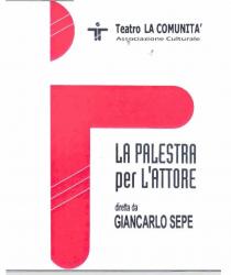 IL MARCHIO RAFFIGURA IN ALTO LEGGERMENTE DECENTRATO A DESTRA UN OMINO NERO STILIZZATO CON LE BRACCIA APERTE CON ACCANTO LA MARCHIO RAFFIGURA IN ALTO LEGGERMENTE DECENTRATO A DESTRA UN OMINO NERO STILIZZATO CON LE BRACCIA APERTE CON ACCANTO LA SCRITTA TEATRO LA COMUNITA E SOTTO LA STESSA IN CARATTERE PIU PICCOLO ASSOCIAZIONE CULTURALE DECENTRATO A SINISTRA VIENE RAFFIGURATA LA META DELL OMINO STILIZZATO SOPRA DESCRITTO DI COLORE ROSSO LA TESTA PRESENTA DUE STRISCE SOTTILI OBLIQUE DI COLORE ARGENTO MENTRE IL CORPO PRESENTA TRE STRISCE SOTTILI OBLIQUE SEMPRE DI COLORE ARGENTO A DESTRA LA SCRITTA LA PALESTRA PER L ATTORE DIRETTA DA GIANCARLO SEPE IL MARCHIO RAFFIGURA IN ALTO LEGGERMENTE DECENTRATO A DESTRA UN OMINO NERO STILIZZATO CON LE BRACCIA APERTE CON ACCANTO LA