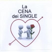 IL MARCHIO HA UNA PARTE SCRITTA LA CENA DEI SINGLE E UNA PARTE FIGURATIVA RAPPRESENTATA DA DUE OMINI STILIZZATI. UNO MARCHIO HA UNA PARTE SCRITTA LA CENA DEI SINGLE E UNA PARTE FIGURATIVA RAPPRESENTATA DA DUE OMINI STILIZZATI. UNO DEI DUE, L UOMO, TIENE IN MANO UNA ROSA E PORGE LA MANO ALL ALTRO UNA DONNA . I DUE OMINI SONO CIRCONDATI DA UN CUORE ROSSO. IL MARCHIO HA UNA PARTE SCRITTA LA CENA DEI SINGLE E UNA PARTE FIGURATIVA RAPPRESENTATA DA DUE OMINI STILIZZATI. UNO