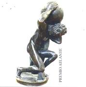 FIGURA MITOLOGICA TITANO ATLANTE INGINOCCHIATO SU UNA GAMBA, SORREGGE IL PESO DEL MONDO, CON LE BRACCIA AVVOLGE L INTERO GLOBO E FIGURA MITOLOGICA TITANO ATLANTE INGINOCCHIATO SU UNA GAMBA, SORREGGE PESO DEL MONDO, CON LE BRACCIA AVVOLGE L INTERO GLOBO E SI AIUTA A SOSTENERE TALE FATICOSO PESO - TITANO ATLANTE E REALIZZATO IN BRONZO.