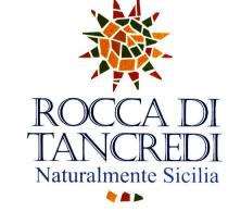 SOLE A MOSAICO COSTITUITO DA UN CERCHIO CENTRALE FORMATO DA UNA TESSERA TRIANGOLARE AL CENTRO E SETTE TESSERE ATTORNO, UN SOLE A MOSAICO COSTITUITO DA UN CERCHIO CENTRALE FORMATO DA UNA TESSERA TRIANGOLARE AL CENTRO E SETTE TESSERE ATTORNO, UN SECONDO CERCHIO CONCENTRICO AL PRIMO CON DIECI TESSERE CHE LO COMPONGONO E PER FINIRE DODICI PUNTE A SIMULARE I RAGGI SEMPRE COSTITUITI DA TESSERE DI MOSAICO. TUTTE LE TESSERE TRA DI LORO NON SI TOCCANO. SOTTO AL SOLE LA SCRITTA ROCCA DI TANCREDI SU DUE RIGHE, SOTTO ANCORA CON CORPO PIÙ PICCOLO E SU UN UNICO RIGO LA SCRITTA NATURALMENTE SICILIA. LA SCRITTA SU TRE RIGHI HA COMPLESSIVAMENTE LA STESSA ALTEZZA DEL SOLE. PER FINIRE AL DI SOTTO AL CENTRO TRE TESSERE DI MOSAICO CHE TRA DI LORO NON SI TOCCANO E CON DIMENSIONI DIVERSE. SOLE A MOSAICO COSTITUITO DA UN CERCHIO CENTRALE FORMATO DA UNA TESSERA TRIANGOLARE AL CENTRO E SETTE TESSERE ATTORNO, UN