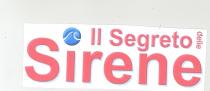 SCRITTA IL SEGRETO DELLE SIRENE . I CARATTERI SONO DI COLORE ROSSO, DI FORMA TRIDIMENSIONALE CON GLI SPIGOLI ARROTONDATI. NELLA PRIMA SCRITTA SEGRETO DELLE SIRENE . I CARATTERI SONO DI COLORE ROSSO, DI FORMA TRIDIMENSIONALE CON GLI SPIGOLI ARROTONDATI. NELLA PRIMA RIGA APPARE LA SCRITTA IL SEGRETO IN ORIZZONTALE CON LA PAROLA DELLE IN VERTICALE; NELLA RIGA SOTTOSTANTE LA PAROLA SIRENE HA I CARATTERI DI DIMENSIONE MAGGIORE E IL PUNTO SULLA I DI SIRENE E COSTITUITO DA UN CERCHIO TRIDIMENSIONALE CHE RAPPRESENTA UN ONDA STILIZZATA BLU. SCRITTA IL SEGRETO DELLE SIRENE . I CARATTERI SONO DI COLORE ROSSO, DI FORMA TRIDIMENSIONALE CON GLI SPIGOLI ARROTONDATI. NELLA PRIMA