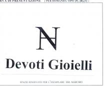 IL MARCHIO E FORMATO DALLA LETTERA N, IN STAMPATELLO MAIUSCOLO, I CUI ESTREMI SONO GRAZIATI. LA LETTERA E ATTRAVERSATA A MARCHIO E FORMATO DALLA LETTERA N, IN STAMPATELLO MAIUSCOLO, I CUI ESTREMI SONO GRAZIATI. LA LETTERA E ATTRAVERSATA A META DA UNA LINEA ORIZZONTALE CHE TOCCA I DUE GAMBI VERTICALI DELLA LETTERA N . IL LOGO PUO ESSERE UTILIZZATO SINGOLARMENTE O IN COMBINAZIONE CON LA SCRITTA DEVOTI GIOIELLI . IL MARCHIO E FORMATO DALLA LETTERA N, IN STAMPATELLO MAIUSCOLO, I CUI ESTREMI SONO GRAZIATI. LA LETTERA E ATTRAVERSATA A