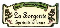 PRODOTTI NATURALI DELL ALTO APPENNINO LA SORGENTE SPECIALITA DI BOSCO. IL MARCHIO CONSISTE NELLA DICITURA PRODOTTI NATURALI DELL ALTO APPENNINO LA SORGENTE PRODOTTI NATURALI DELL ALTO APPENNINO LA SORGENTE SPECIALITA DI BOSCO. MARCHIO CONSISTE NELLA DICITURA PRODOTTI NATURALI DELL ALTO APPENNINO LA SORGENTE SPECIALITA DI BOSCO IN CARATTERE ATLANTIS DI COLORE MARRONE POSTO SU UNA PERGAMENTA VERDE PER PRODOTTI NATURALI DELL ALTO APPENNINO E DI COLORE VERDE SCURO PER LA SORGENTE SPECIALITA DI BOSCO, IL TUTTO RACCHIUSO DENTRO UNA CORNICE BEIGE CON BORDO VERDE SCURO E OMBREGGIATO. SEMPRE ALL INTERNO DELLA CORNICE POSSIAMO VEDERE, RISPETTIVAMENTE ALL ESTREMITA DI DESTRA E DI SINISTRA, DUE CARDI SELVATICI STILIZZATI, CON FOGLIE E RADICI, FIORE E FOGLIE DI COLORE VERDE, RADICI DI COLOR MARRONE . PRODOTTI NATURALI DELL ALTO APPENNINO LA SORGENTE SPECIALITA DI BOSCO. IL MARCHIO CONSISTE NELLA DICITURA PRODOTTI NATURALI DELL ALTO APPENNINO LA SORGENTE