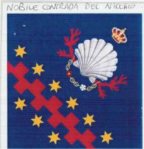 NOBILE CONTRADA DEL NICCHIO UNA CONCHIGLIA SORMONTATA DA UNA CORONA ALLA GRANDUCALE, CON DUE RAMI DI CORALLO, MOVENTI DALL ORECCHIO DELLA NOBILE CONTRADA DEL NICCHIO UNA CONCHIGLIA SORMONTATA DA UNA CORONA ALLA GRANDUCALE, CON DUE RAMI DI CORALLO, MOVENTI DALL ORECCHIO DELLA VALVA, E CON UN PENDAGLIO FORMATO DA TRE NODI DI SAVOIA D ORO DIVISO DA DUE ROSE DI CIPRO, UNA ROSSA A DESTRA E L ALTRA D ARGENTO A SINISTRA. TUTTO SU UN CAMPO DI AZZURRO CON FIGURE ARALDICHE D ORO E DI ROSSO IN PARTI UGUALI E MINORI DELLO SMALTO DEL CAMPO. NOBILE CONTRADA DEL NICCHIO UNA CONCHIGLIA SORMONTATA DA UNA CORONA ALLA GRANDUCALE, CON DUE RAMI DI CORALLO, MOVENTI DALL ORECCHIO DELLA