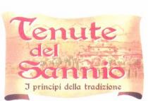 ETICHETTA RAFFIGURANTE UNO STENDARDO DI COLORE BEIGE CON ALL INTERNO LA SCRITTA SU TRE RIGHE TENUTE DEL SANNIO IN COLORE ROSSO ETICHETTA RAFFIGURANTE UNO STENDARDO DI COLORE BEIGE CON ALL INTERNO LA SCRITTA SU TRE RIGHE TENUTE DEL SANNIO IN COLORE ROSSO CON I BORDI BIANCHI IN CARATTERI DI FANTASIA CON LE LETTERE T ED S MAIUSCOLE SULLO SFONDO L IMMAGINE DI UNA TENUTA IN COLORE MARRONE E DEGLI ALBERI DI COLORE VERDE E SOTTO LA DICITURA I PRINCIPI DELLA TRADIZIONE IN CARATTERI DI FANTASIA IN COLORE MARRONE ETICHETTA RAFFIGURANTE UNO STENDARDO DI COLORE BEIGE CON ALL INTERNO LA SCRITTA SU TRE RIGHE TENUTE DEL SANNIO IN COLORE ROSSO