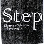 STEP RICERCA E SELEZIONE DEL PERSONALE IL MARCHIO E COMPOSTO DA UN QUADRATO NEL CUI CENTRO E INSERITA LA SCRITTA STEP RICERCA E SELEZIONE DEL PERSONALE MARCHIO E COMPOSTO DA UN QUADRATO NEL CUI CENTRO E INSERITA LA SCRITTA STEP IN CARATTERI DI FANTASIA, CON LETTERE STAMPATE A LINEE SDOPPIATE. AL DI SOTTO DI TALE SCRITTA CON GLI STESSI CARATTERI E LINEE SDOPPIATE MA DI DIMENSIONI PARI A UN QUARTO DELLE PRECEDENTI, COMPAIONO SU DUE LINEE LE SCRITTE RICERCA E SELEZIONE E, A CAPO, DEL PERSONALE . LE DUE SCRITTE SI ARRESTANO PRIMA DELLA LETTERA P DELLA SCRITTA PRECEDENTE. AL CENTRO DEL QUADRATO, SULLA DESTRA COMPAIONO TRE DISEGNI COMPOSTI DA DUE SEMIELLISSI A VOLER RAFFIGURARE UN ORMA DI CALZATURA. DUE DEI TRE DISEGNI SONO SOVRAPPOSTI ALLA LETTERA P DELLA SCRITTA STEP MENTRE IL TERZO E PARZIALMENTE SOVRAPPOSTO ALLA PAROLA SELEZIONE.