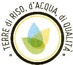 TERRE DI RISO, D ACQUA, DI QUALITA MARCHIO COLLETTIVO MARCHIO CONSISTE IN TRE CHICCHI DI RISO STILIZZATI, CHE IDENTIFICANO LE TRE PROVINCE VERCELLI, BIELLA, NOVARA E SI TRASFORMANO IN TRE GOCCE D ACQUA TRASPARENTI. LA DISPOSIZIONE DEI CHICCI SEMBRA QUELLA DI UN FIORE CHE SBOCCIA. I CHICCI SONO GIALLO, VERDE E AZZURRO E SONO RACCHIUSI IN UN CERCHIO COSTITUITO DA UNA LINEA GIALLA SOTTILE E DA UNA LINEA MARRONE PIU SPESSA. LA SCRITTA TERRE DI RISO, D ACQUA, DI QUALITA E MARRONE. IL CARATTERE TIPOGRAFICO UTILIZZATO E MISO. TERRE DI RISO, D ACQUA, DI QUALITA MARCHIO COLLETTIVO