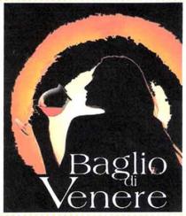 SFONDO NERO. AL CENTRO: PROFILO DI DONNA RIVOLTO A SINISTRA, CON CALICE DI VINO IN MANO, INCORNICIATA DA UN SOLE SFONDO NERO. AL CENTRO: PROFILO DI DONNA RIVOLTO A SINISTRA, CON CALICE DI VINO IN MANO, INCORNICIATA DA UN SOLE STILIZZATO COLORE GIALLO ARANCIO ED UN BAGLIORE GIALLO BIANCO SULLO SFONDO DELLA SILOUETTE FEMMINILE. SCRITTA BAGLIO DI VENERE IN COLORE BIANCO, IN BASSO A DESTRA, ALLA BASE DEL BUSTO DELLA FIGURA FEMMINILE.. DALLA LETTERA V PARTE CONTORNO DEL SOLE STILIZZATO CHE SMARGINA SUL LATO DESTRO. SFONDO NERO. AL CENTRO: PROFILO DI DONNA RIVOLTO A SINISTRA, CON CALICE DI VINO IN MANO, INCORNICIATA DA UN SOLE