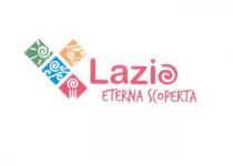 QUATTRO QUADRATI DI COLORI DIFFERENTI DI CUI TRE DISPOSTI OBLIQUI ED UNO TRASVERSALE DA DESTRA, CHE RAPPRESENTANO UN SOLE STILIZZATO QUATTRO QUADRATI DI COLORI DIFFERENTI DI CUI TRE DISPOSTI OBLIQUI ED UNO TRASVERSALE DA DESTRA, CHE RAPPRESENTANO UN SOLE STILIZZATO BIANCO A SPIRALE SU SFONDO VERDE, UN ONDA BIANCA STILIZZATA A FORMA DI SPIRALE SU SFONDO AZZURRO, UNA FORCHETTA CON SOPRA SPIRALE SU FONDO ROSSO E UN CAPITELLO STILIZZATO A FORMA DI SPIRALE SU SFONDO GIALLO. IN BASSO A DESTRA SEGUE LA PAROLA LAZIO DI COLORE ROSSO E COL FONT HELVETICA ROUNDED BOLD IN CORSIVO CON LA L IN MAIUSCOLO CON LA SPIRALE AL POSTO DELLA O ED IN CARATTERE MINORE SEGUE SOTTO IN STAMPATELLO, DEL MEDESIMO COLORE E FONT, LA SCRITTA ETERNA SCOPERTA . QUATTRO QUADRATI DI COLORI DIFFERENTI DI CUI TRE DISPOSTI OBLIQUI ED UNO TRASVERSALE DA DESTRA, CHE RAPPRESENTANO UN SOLE STILIZZATO