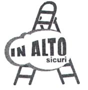 IN ALTO SICURI DICITURA IN ALTO SICURI REALIZZATA CON CARATTERE DI FANTASIA, POSTA ALL INTERNO DI UN ELEMENTO GRAFICO IN ALTO SICURI DICITURA IN ALTO SICURI REALIZZATA CON CARATTERE DI FANTASIA, POSTA ALL INTERNO DI UN ELEMENTO GRAFICO RAFFIGURANTE PROFILO DI UNA NUVOLA STILIZZATA. IL TUTTO COLLOCATO IN PRIMO PIANO RISPETTO ALLA SAGOMA DI UNA SCALA APERTA.