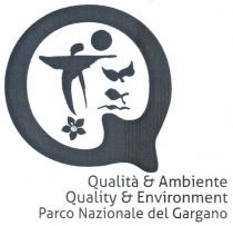 IL MARCHIO QUALITA AMBIENTE E COSTITUITO DA UNA FIGURA CIRCOLARE CON DUE CODINI IN BASSO A DESTRA, UNO ESTESO MARCHIO QUALITA AMBIENTE E COSTITUITO DA UNA FIGURA CIRCOLARE CON DUE CODINI IN BASSO A DESTRA, UNO ESTESO VERSO L ESTERNO E L ALTRO VERSO L INTERNO DEI CONTORNI DELLA FIGURA, A RIPRODURRE LA LETTERA Q, CHE RACCHIUDE AL SUO INTERNO GLI ELEMENTI ICONOGRAFICI DEL LOGO DEL PARCO NAZIONALE DEL GARGANO UNA FIGURA UMANA STILIZZATA, UN CERCHIO SOLARE, UN UCCELLO, UN PESCE GUIZZANTE SULL ACQUA, UN FIORE . SOTTO LA FIGURA, COSI COME SOPRA DESCRITTA, SONO POSTE, SU TRE RIGHE SUCCESSIVE, DALL ALTO VERSO IL BASSO, LE SEGUENTI DICITURE: SULLA PRIMA RIGA, QUALITA AMBIENTE ; SULLA SECONDA, QUALITY ENVIRONMENT ; SULLA TERZA, PARCO NAZIONALE DEL GARGANO . IL MARCHIO QUALITA AMBIENTE E COSTITUITO DA UNA FIGURA CIRCOLARE CON DUE CODINI IN BASSO A DESTRA, UNO ESTESO